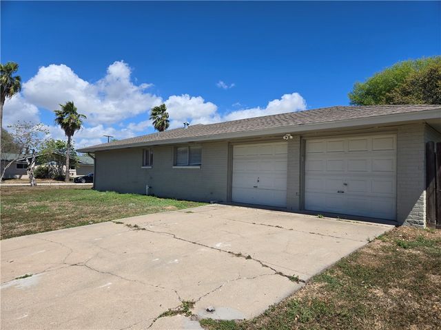 302 Frio Dr, Portland, TX 78374