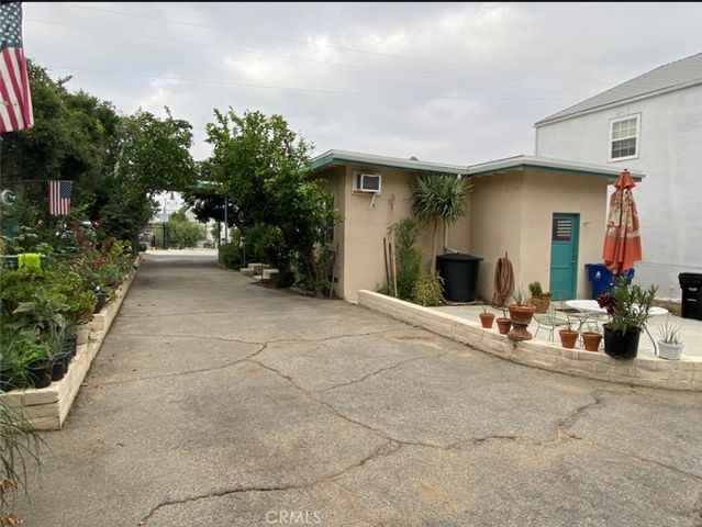 10438 Scoville Avenue, Sunland, CA 91040