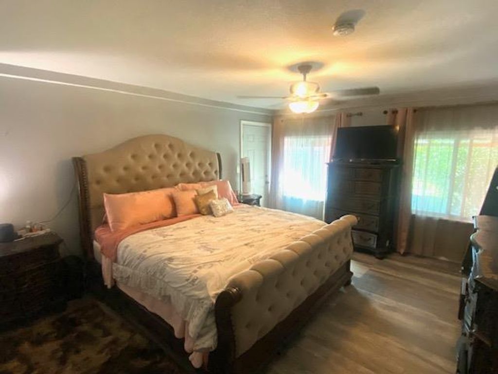 Image 12 of property listing at 4574 E Illinois Avenue, Fresno, CA 93702