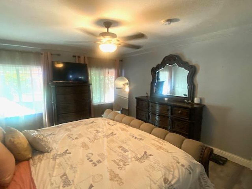 Image 13 of property listing at 4574 E Illinois Avenue, Fresno, CA 93702