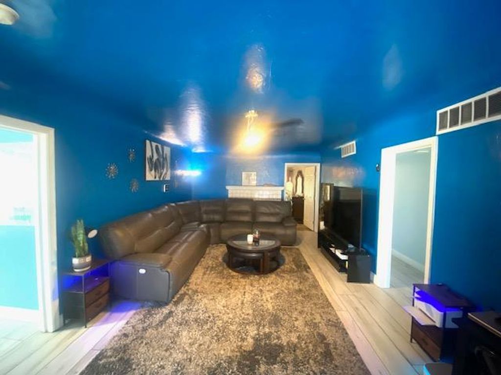 Image 5 of property listing at 4574 E Illinois Avenue, Fresno, CA 93702
