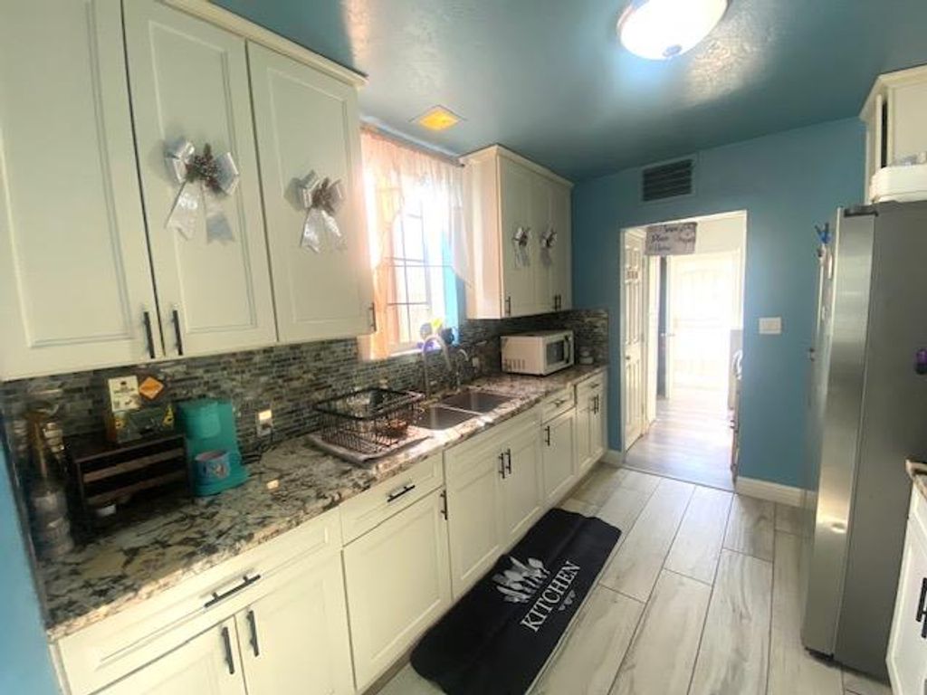 Image 8 of property listing at 4574 E Illinois Avenue, Fresno, CA 93702