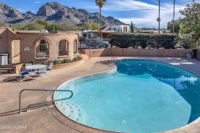 18 W Valle Place, Tucson, AZ 85737