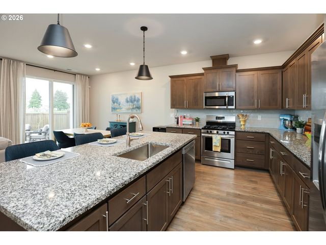 2432 W 15TH Ave, Junction City, OR 97448