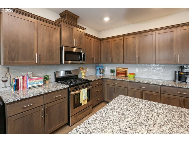 2432 W 15TH Ave, Junction City, OR 97448