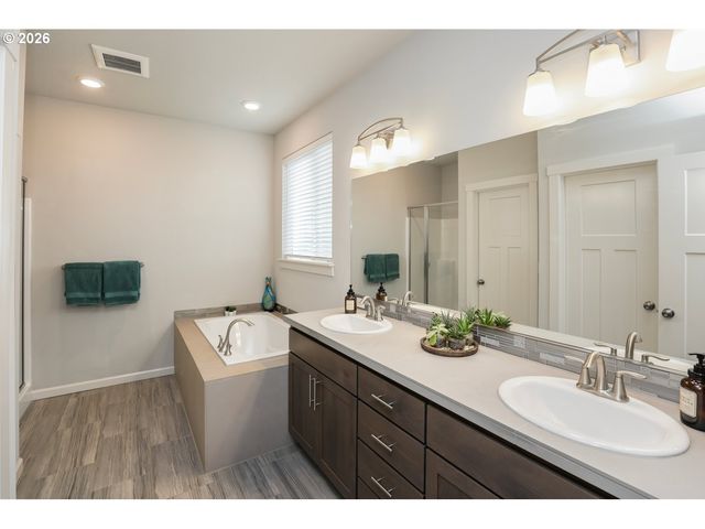 2432 W 15TH Ave, Junction City, OR 97448