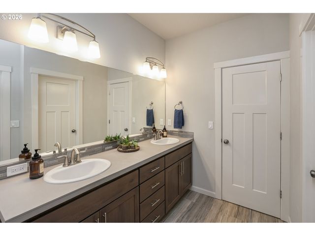 2432 W 15TH Ave, Junction City, OR 97448