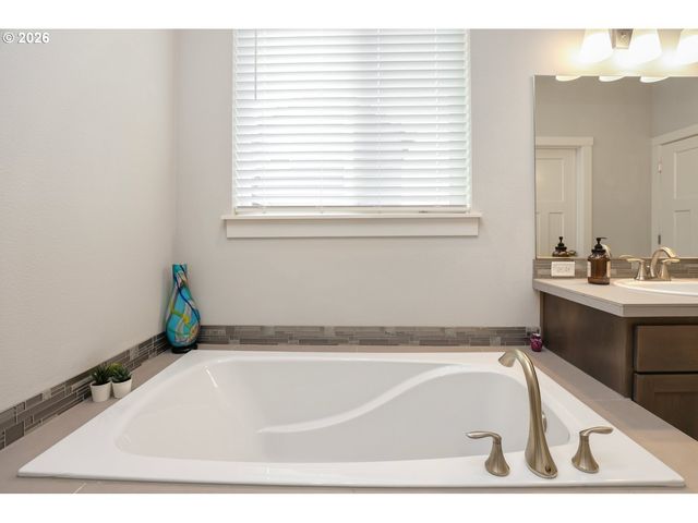 2432 W 15TH Ave, Junction City, OR 97448