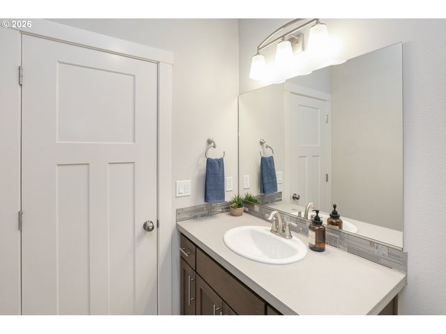 2432 W 15TH Ave, Junction City, OR 97448