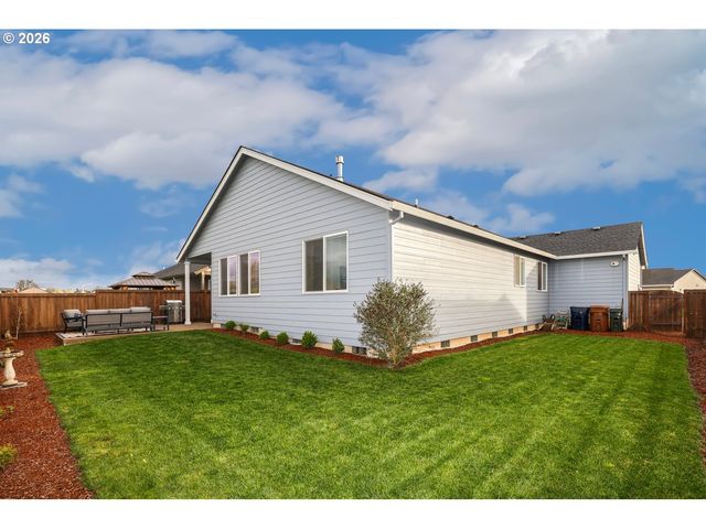 2432 W 15TH Ave, Junction City, OR 97448
