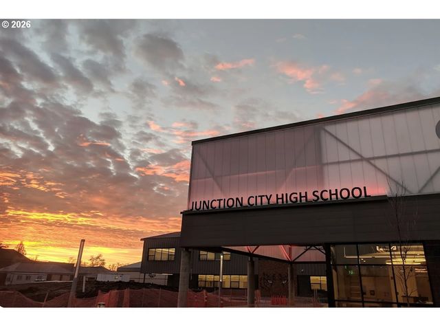 2432 W 15TH Ave, Junction City, OR 97448