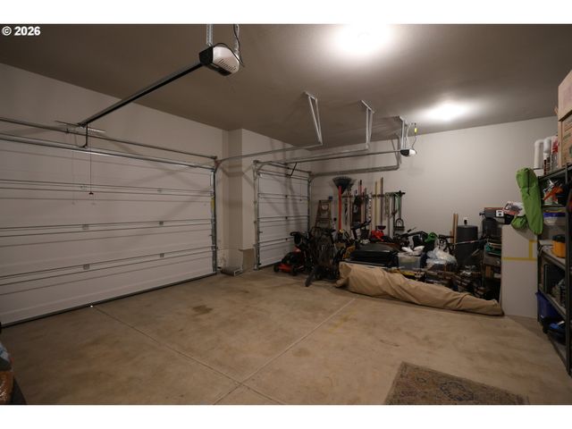 2432 W 15TH Ave, Junction City, OR 97448