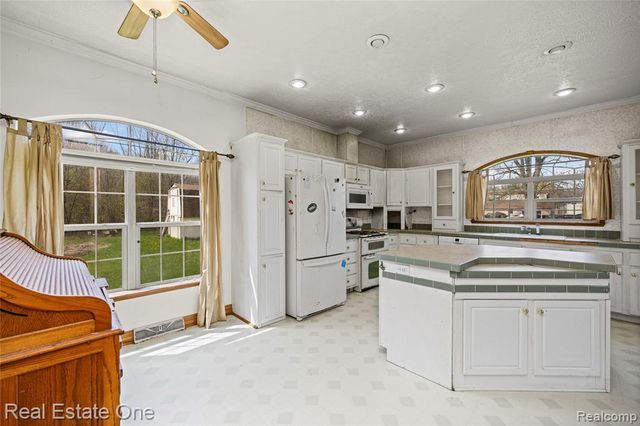 26996 Sumpter Road, Belleville, MI 48111