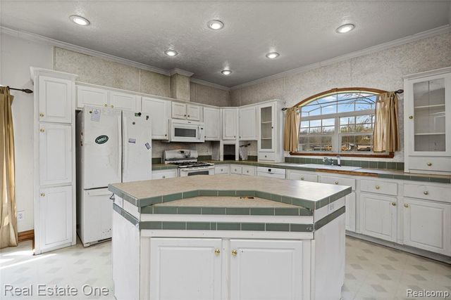 26996 Sumpter Road, Belleville, MI 48111