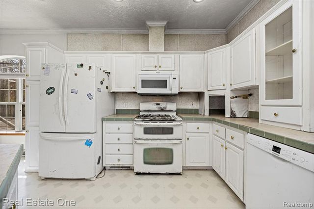 26996 Sumpter Road, Belleville, MI 48111