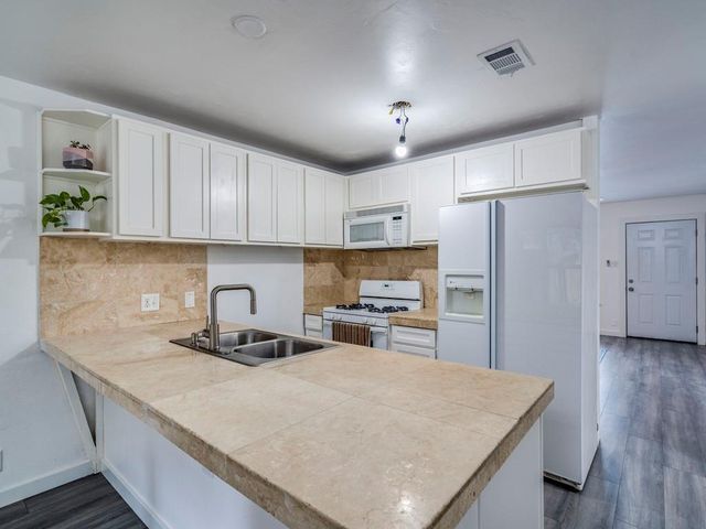 1607 Valleyridge DR B, Austin, TX 78704