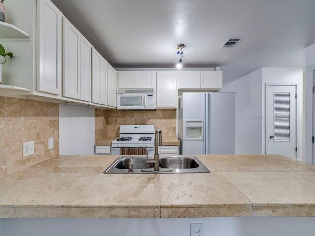 1607 Valleyridge DR B, Austin, TX 78704