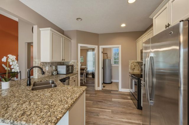 455 Aviators Point, Eleanor, WV 25070