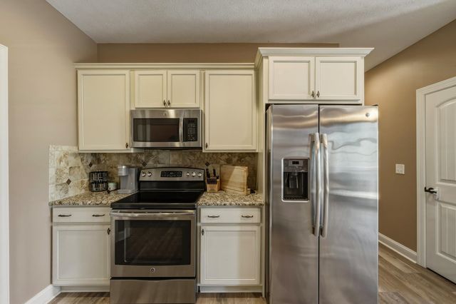 455 Aviators Point, Eleanor, WV 25070