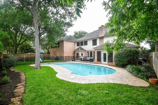 2107 Pecan Trail Drive, Richmond, TX 77406