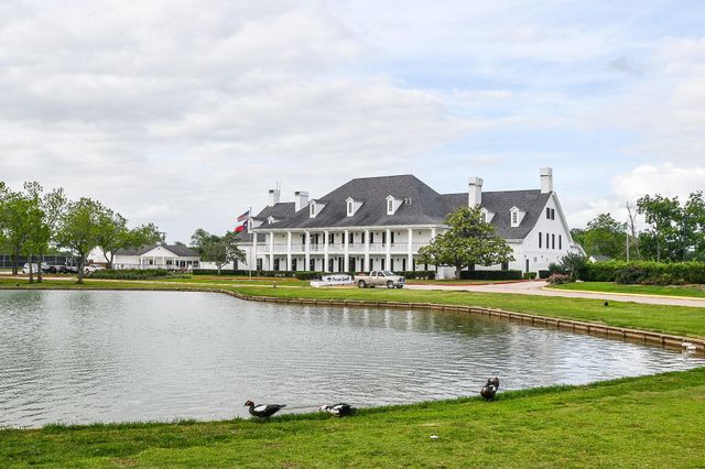 2107 Pecan Trail Drive, Richmond, TX 77406