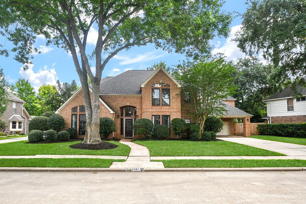 2107 Pecan Trail Drive, Richmond, TX 77406