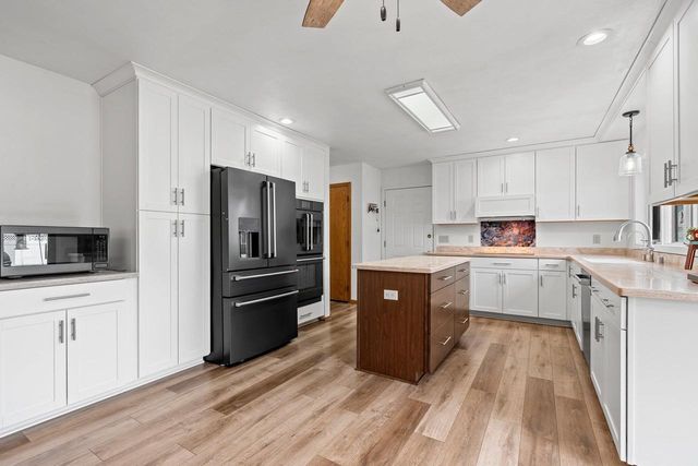 1657 HICKORY HOLLOW LANE, Menasha, WI 54952