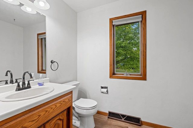 1657 HICKORY HOLLOW LANE, Menasha, WI 54952