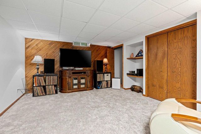 1657 HICKORY HOLLOW LANE, Menasha, WI 54952