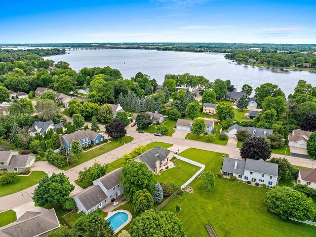 1657 HICKORY HOLLOW LANE, Menasha, WI 54952