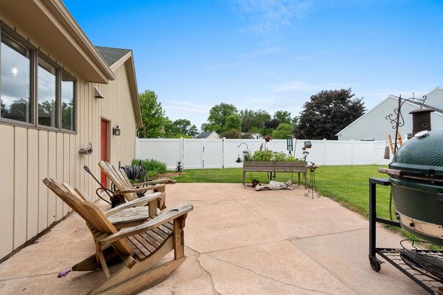 1657 HICKORY HOLLOW LANE, Menasha, WI 54952
