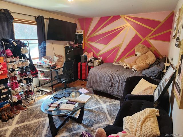 35 Mulford Place, Hempstead, NY 11550