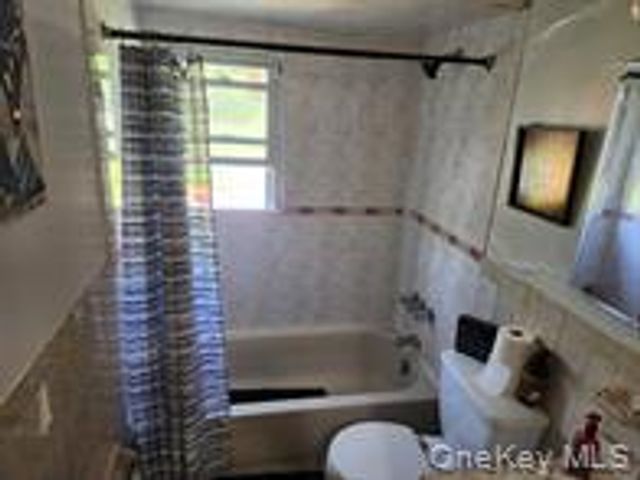 35 Mulford Place, Hempstead, NY 11550