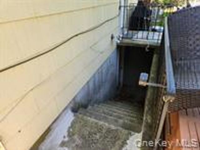 35 Mulford Place, Hempstead, NY 11550