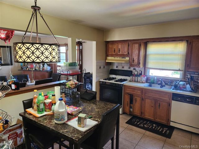 35 Mulford Place, Hempstead, NY 11550