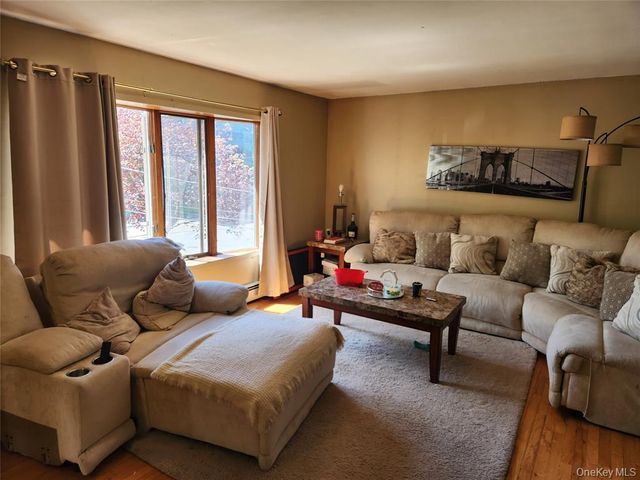 35 Mulford Place, Hempstead, NY 11550