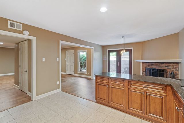 700 ST. AUGUSTINE SQ D, Memphis, TN 38104