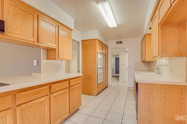 501 Carr Street, Bakersfield, CA 93309