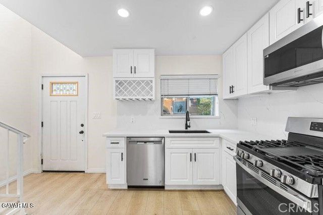 14618 Gilmore Street 16, Van Nuys (los Angeles), CA 91411