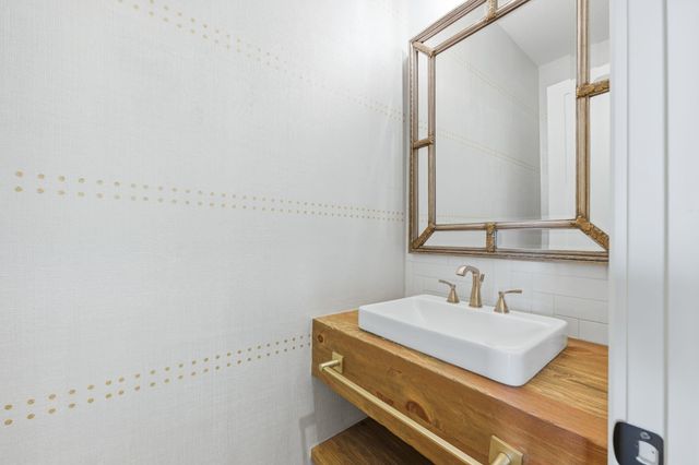 1511 E Bluesage Ct, Andover, KS 67002