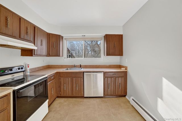 126 Coachlight Square, Montrose, NY 10548