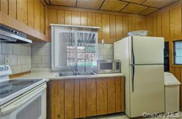 126 Coachlight Square, Montrose, NY 10548