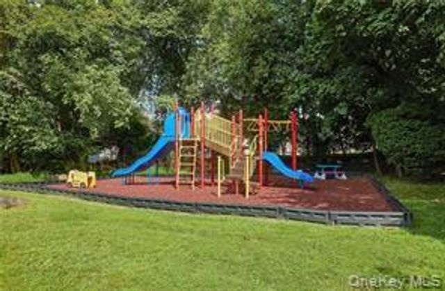 126 Coachlight Square, Montrose, NY 10548