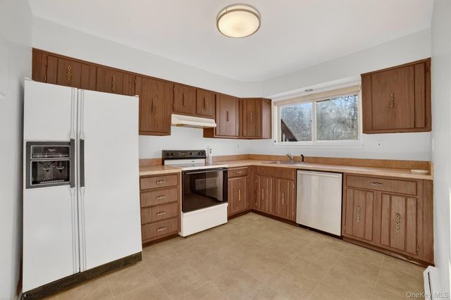 126 Coachlight Square, Montrose, NY 10548