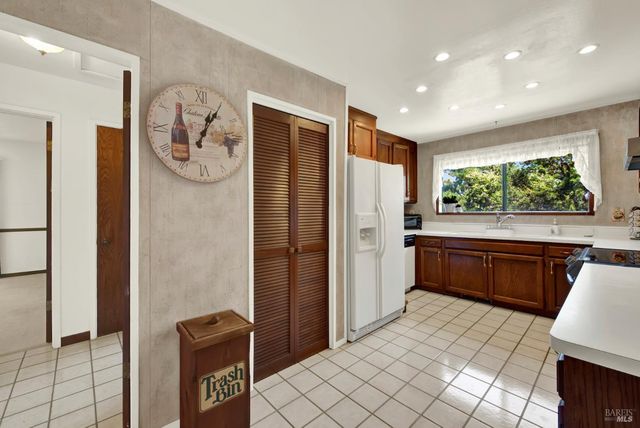 140 Alamo Dr, Vacaville, CA 95688