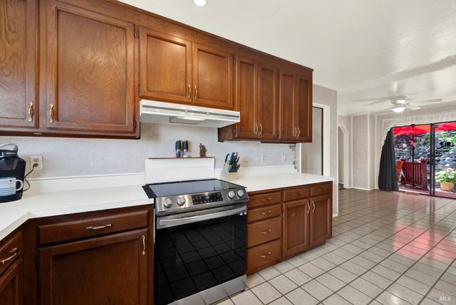 140 Alamo Dr, Vacaville, CA 95688