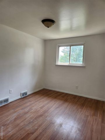 29600 Pine Street, Inkster, MI 48141