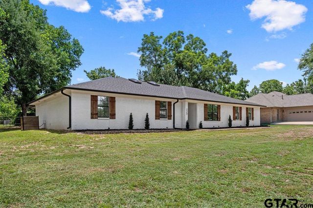 225 Francis Dr, Lindale, TX 75771