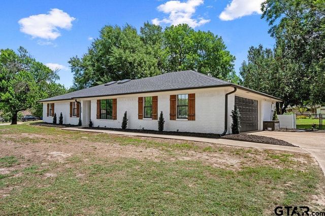 225 Francis Dr, Lindale, TX 75771