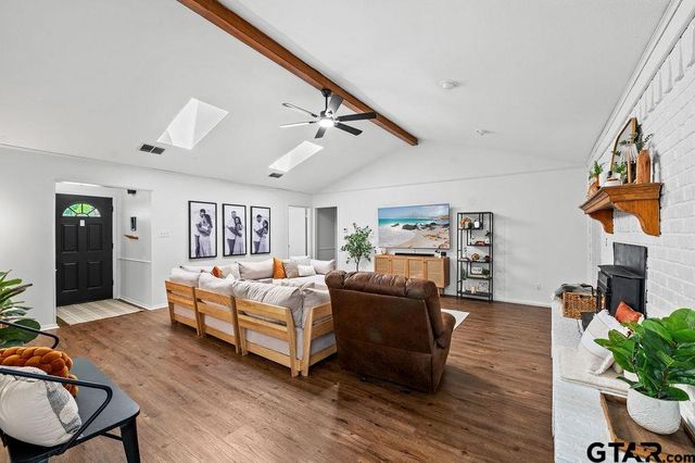 225 Francis Dr, Lindale, TX 75771